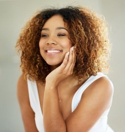 Protetor solar com cor para a pele negra: dicas de como acertar no tom e os benefícios do produto para o tratamento de manchas na pele